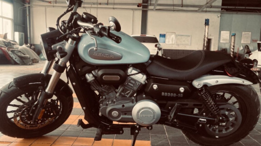 BENDA 125cc. motore Bicilindrico 8 Valvole Azzurro